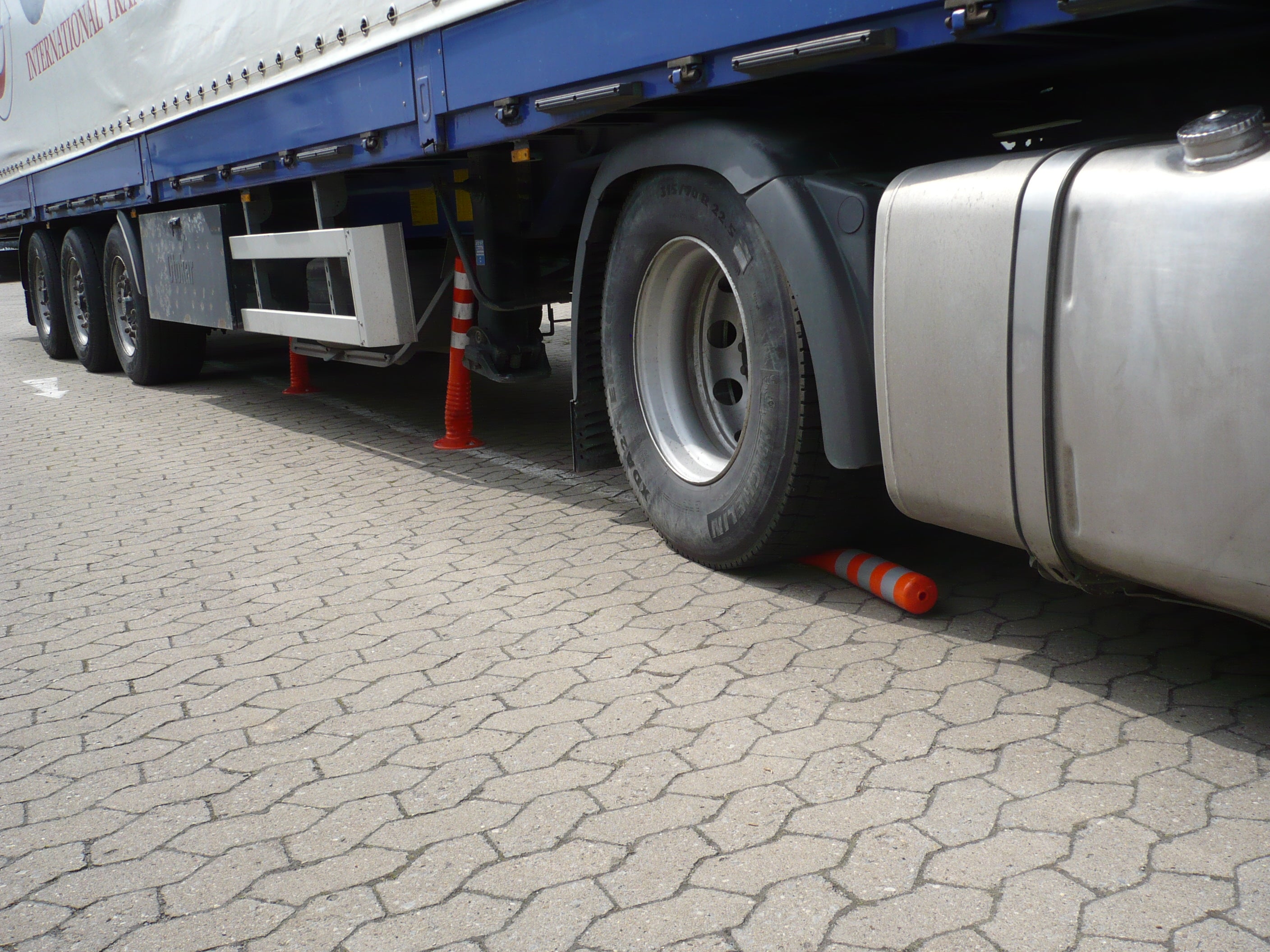 Flexbrite™ Flexibler Poller 750 mm (Orange/Weiß)