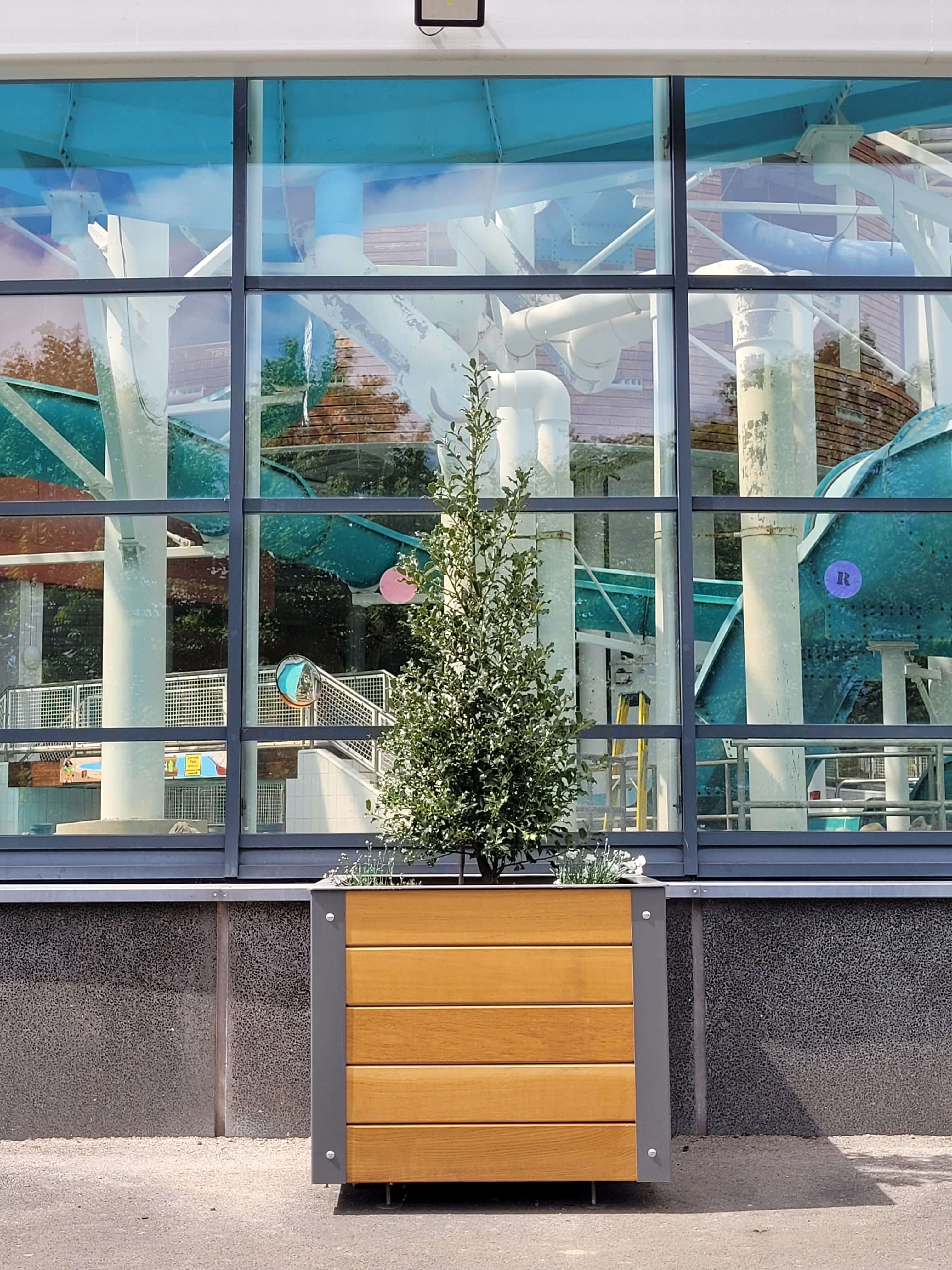 Pflanzbehälter Silaos aus Stahl & Holz